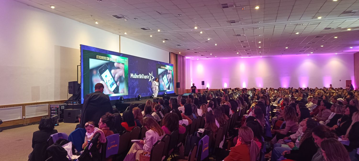 Auditório lotado com painel de LED