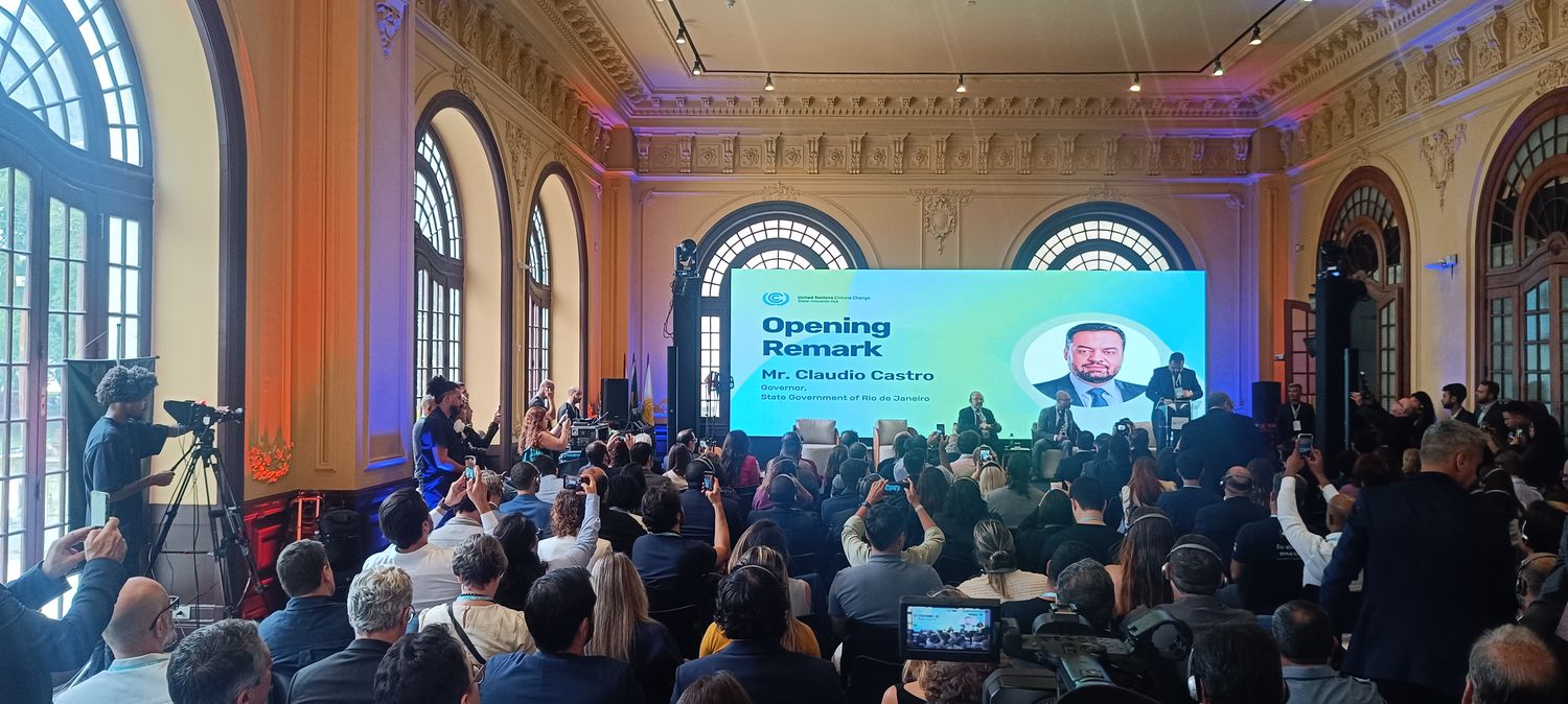 Congresso internacional em salão histórico com painel de LED e plateia