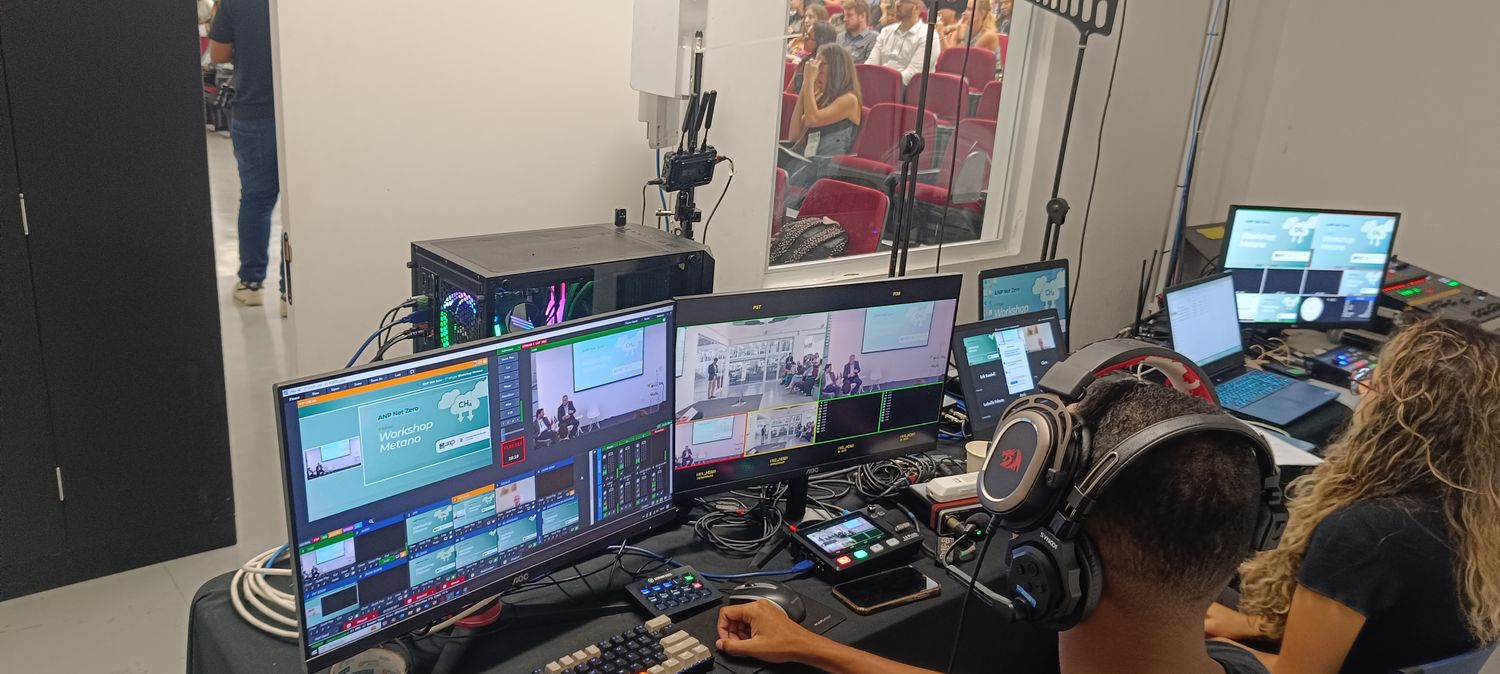 Técnicos operando mesa de corte e monitores de transmissão