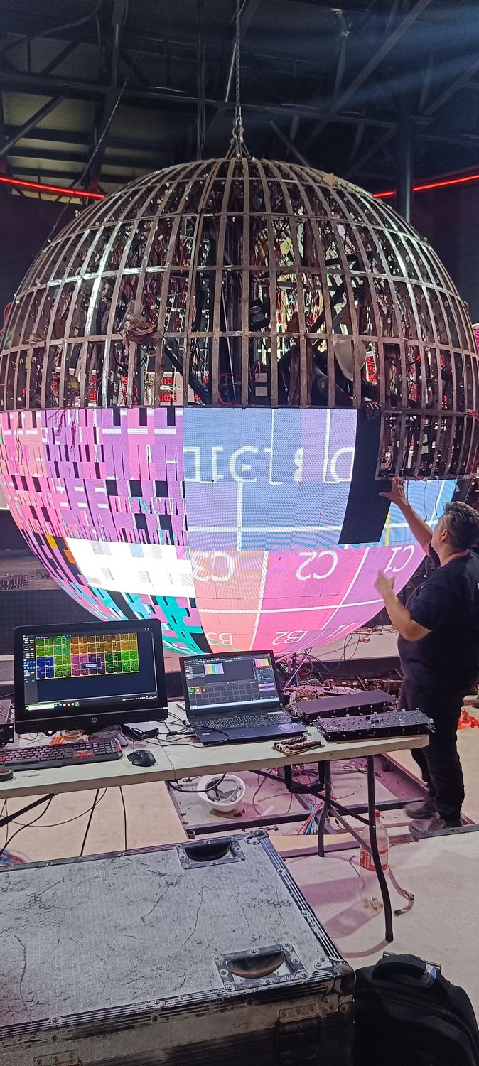 Esfera de LED com operador técnico