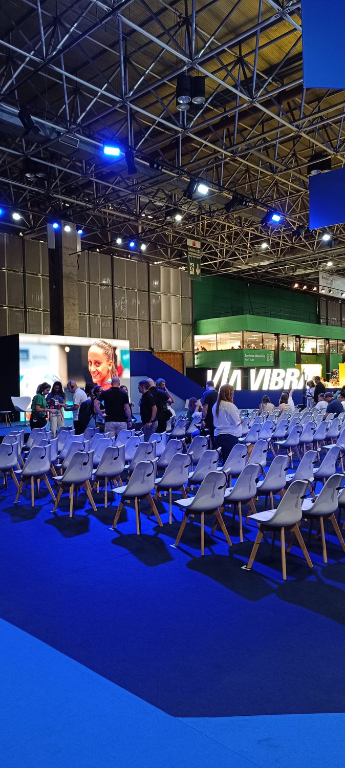 Arena de palestras em feira com LED