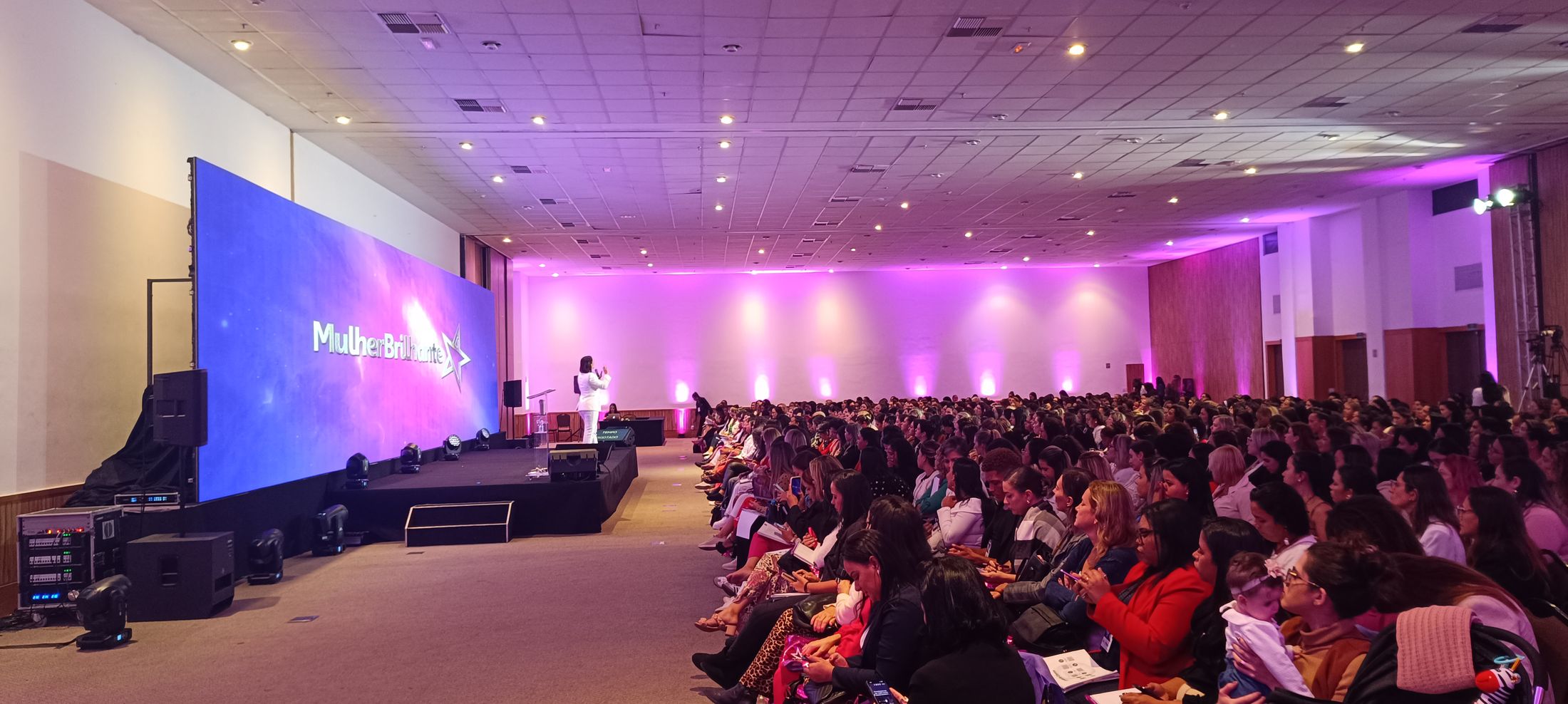 Palco com painel de LED e plateia