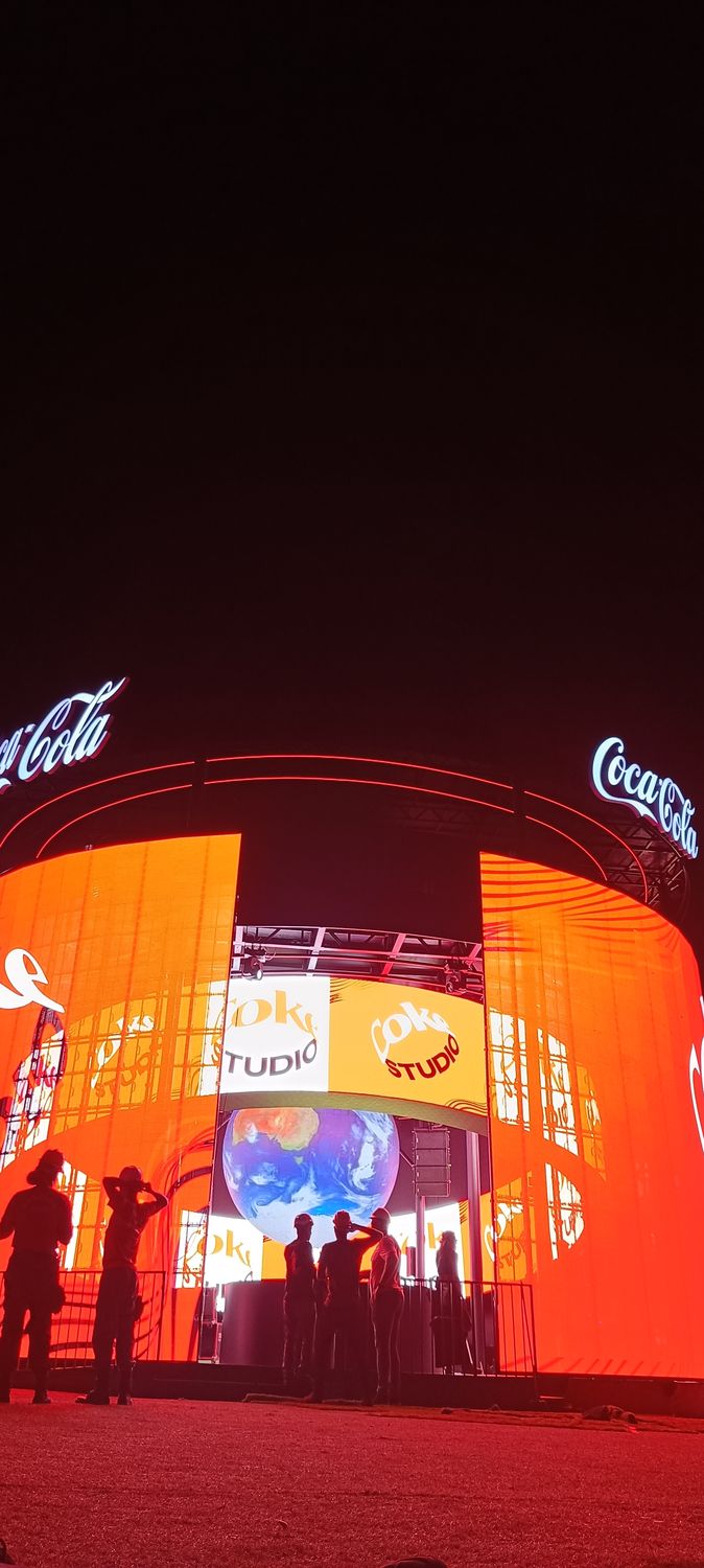 Estrutura cilíndrica de LED em evento noturno