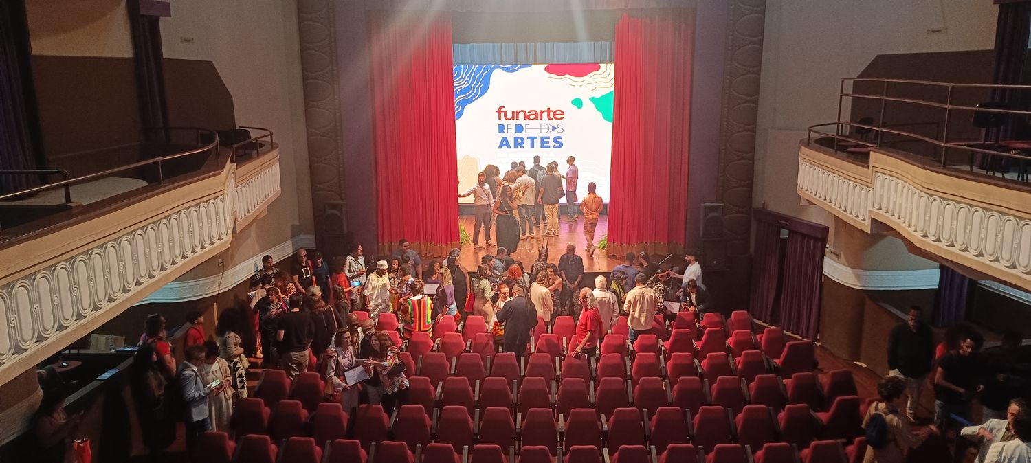 Teatro com painel de LED no palco