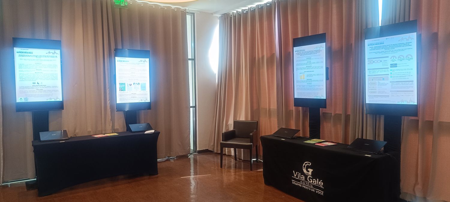Totens com monitores verticais em evento